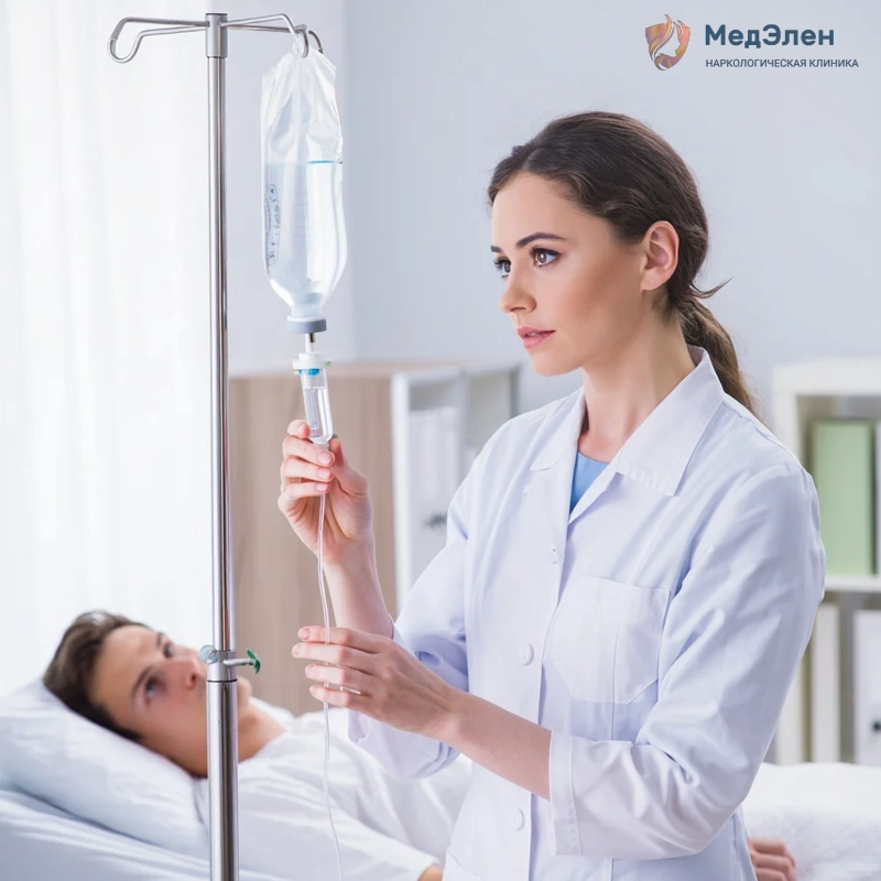 Врач ставит капельницу пациенту